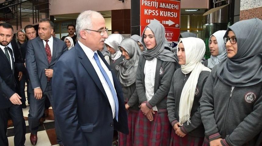 Vali Tuna Siverek’te Öğrencilerle Reis Filmini İzledi