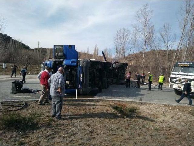 Çorum'da Tır'lar Çarpıştı : 2 Yaralı