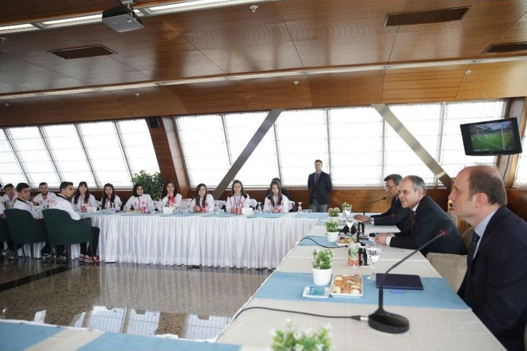 Bakan &Ccedil;ağatay Kılı&ccedil;, Başarılı Sporcuları Kabul Etti