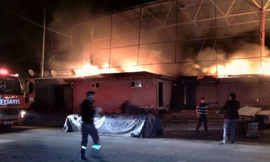 A&ccedil;ık Pazar Yeri Alevlere Teslim Oldu, Onlarca Tezgah K&uuml;le D&ouml;nd&uuml;