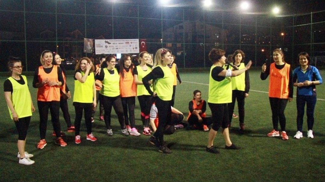 Topuklu Kramponlar Kanser İ&ccedil;in Halı Sahada Ter D&ouml;kt&uuml;