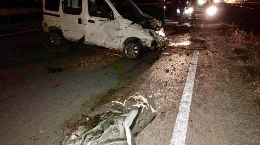 Kontrolden &Ccedil;ıkan Otomobil Bariyerlere &Ccedil;arptı: 3 Yaralı