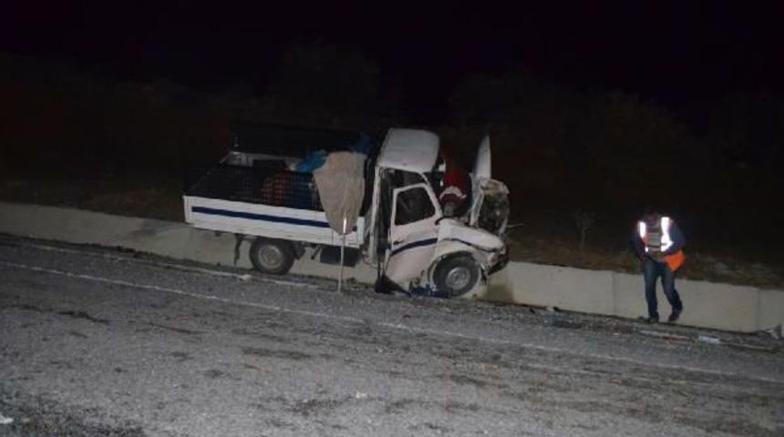 Kamyonetle Otomobil &Ccedil;arpıştı: 1 &Ouml;l&uuml;, 4 Yaralı