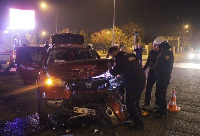 Kayseri’de 2 Otomobil Çarpıştı: 3 Yaralı