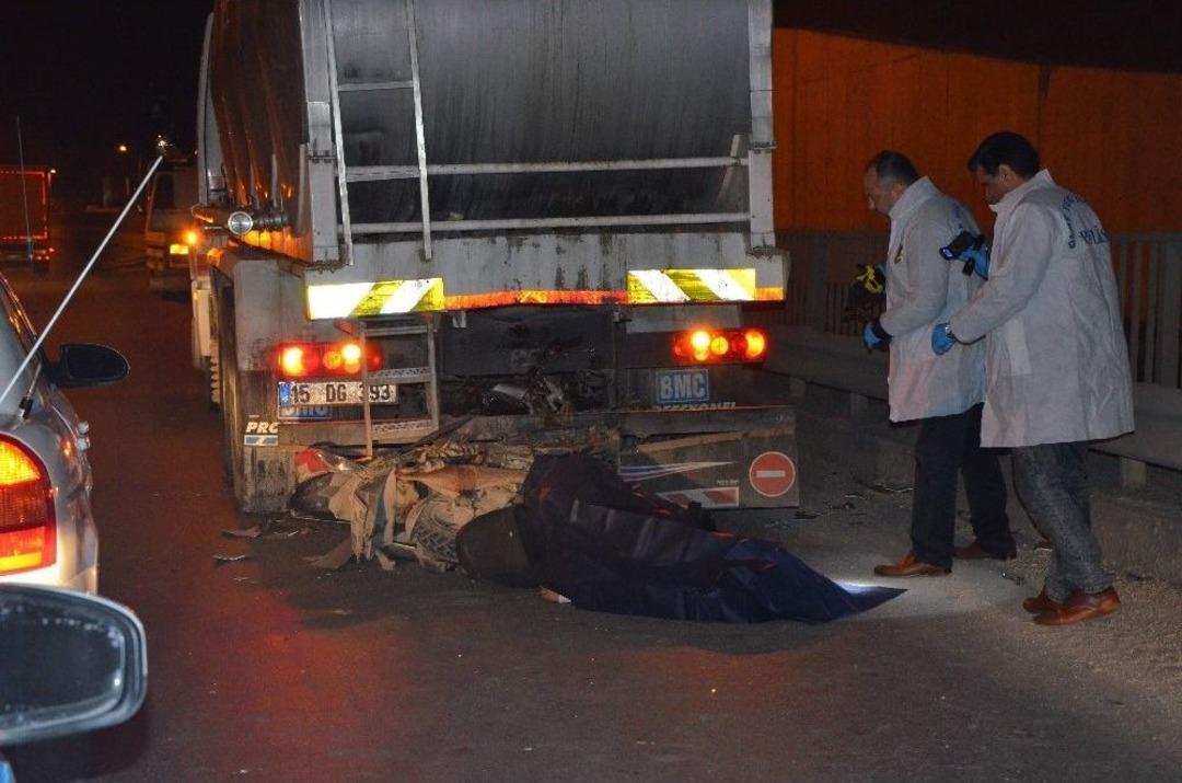 Tıra &Ccedil;arpan Motosikletli Hayatını Kaybetti