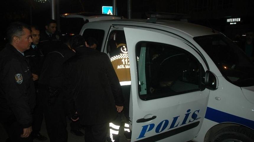 Otomobil Polis Aracına &Ccedil;arptı: 1&rsquo;i Kadın 3 Polis Memuru Yaralandı