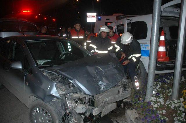 Otomobil Polis Aracına Çarptı: 1’i Kadın 3 Polis Memuru Yaralandı