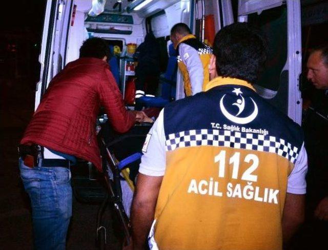 Otomobil, Polis Aracına Çarptı: 3 Yaralı