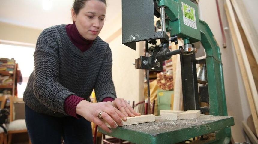 Eli Kınalı Kadın Koltuk Tamircisi