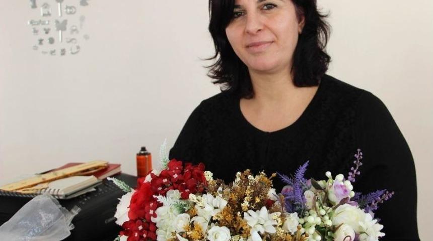 Nikah Şekeri Satarak 2 &Ccedil;ocuğunu Okutuyor