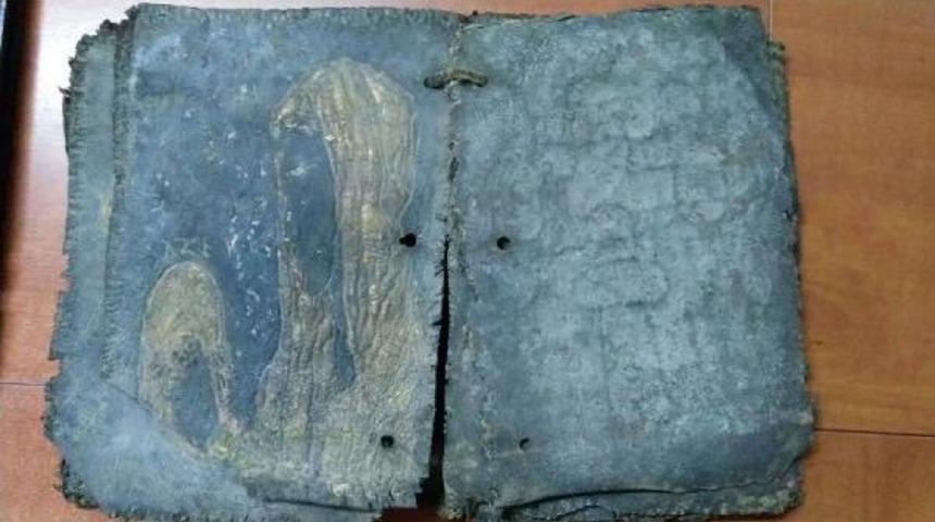 Suriye'de &Ccedil;alınan Tarihi Kitap Bursa'da Ele Ge&ccedil;ti