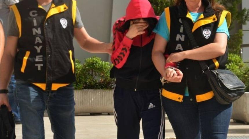 &Uuml;vey Babasını &Ouml;ld&uuml;ren Gen&ccedil; Kız Beraat Etti