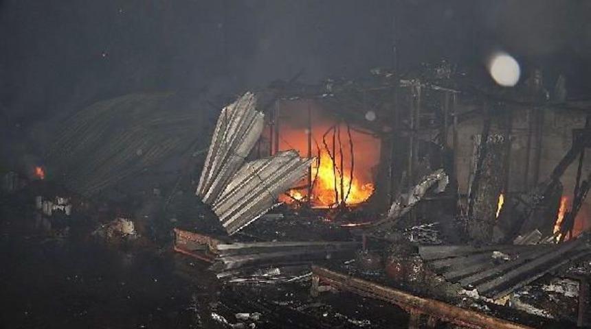 Elbistan'da Pazardaki Yangında 20'den Fazla Tezgah Yandı