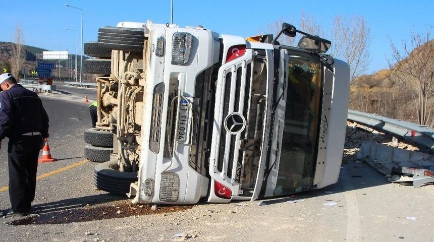 Virajı Alamayan Tır Devrildi, 1 Yaralı