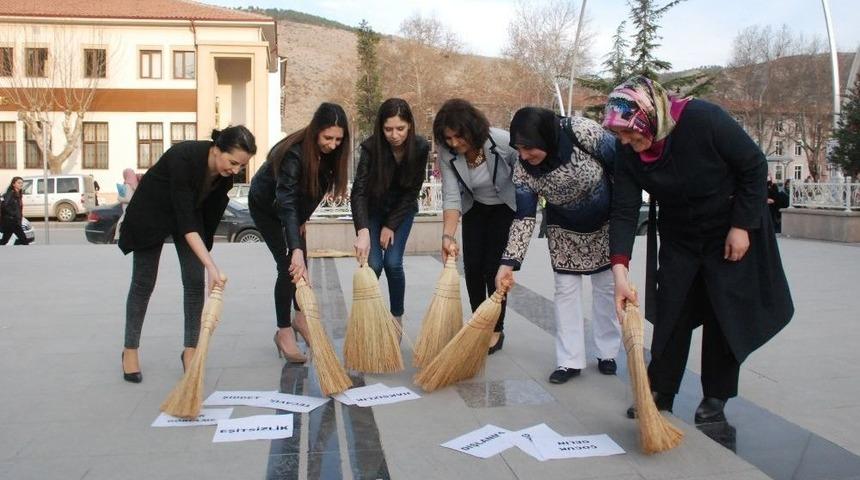 Kadınlar Ellerinde S&uuml;p&uuml;rge İle Meydana &Ccedil;ıktı