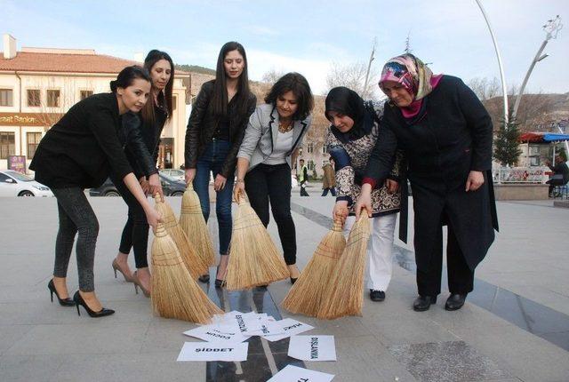 Kadınlar Ellerinde Süpürge İle Meydana Çıktı