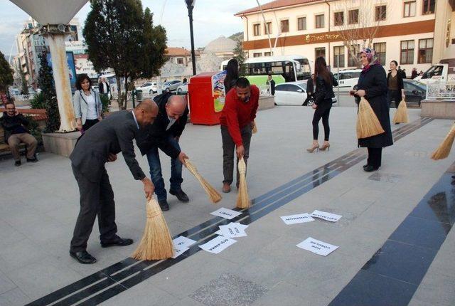 Kadınlar Ellerinde Süpürge İle Meydana Çıktı