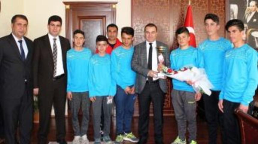 T&uuml;rkiye Birincisi &Ouml;ğrencilerden Kaymakam Yaşar&rsquo;a Ziyaret