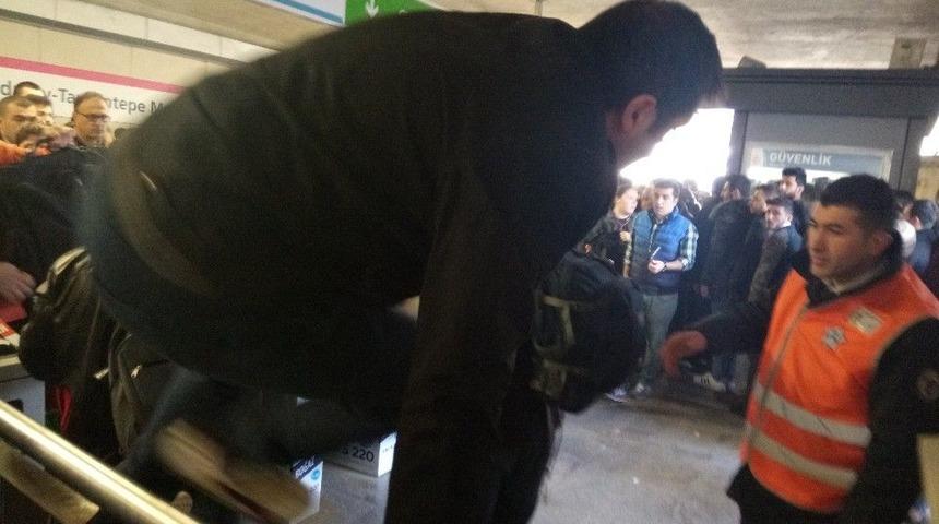 Turnikeler Arızalanınca Vatandaş Çareyi Atlayarak Geçmekte Buldu