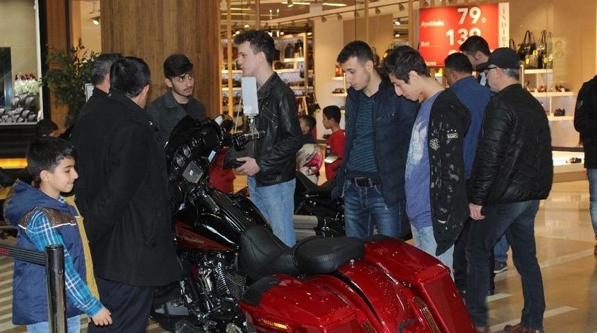 Efsane Motosikletler Piazza&rsquo;da Sergilendi