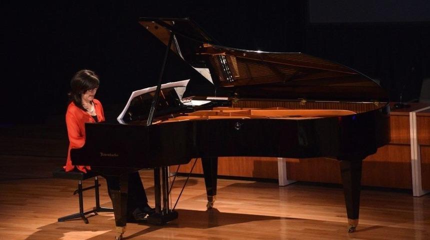 Akaum&rsquo;dan "kadına Dair"