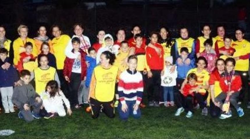 Kadınlar Sahaya &Ccedil;ıktı, &Ccedil;ocukları Izledi