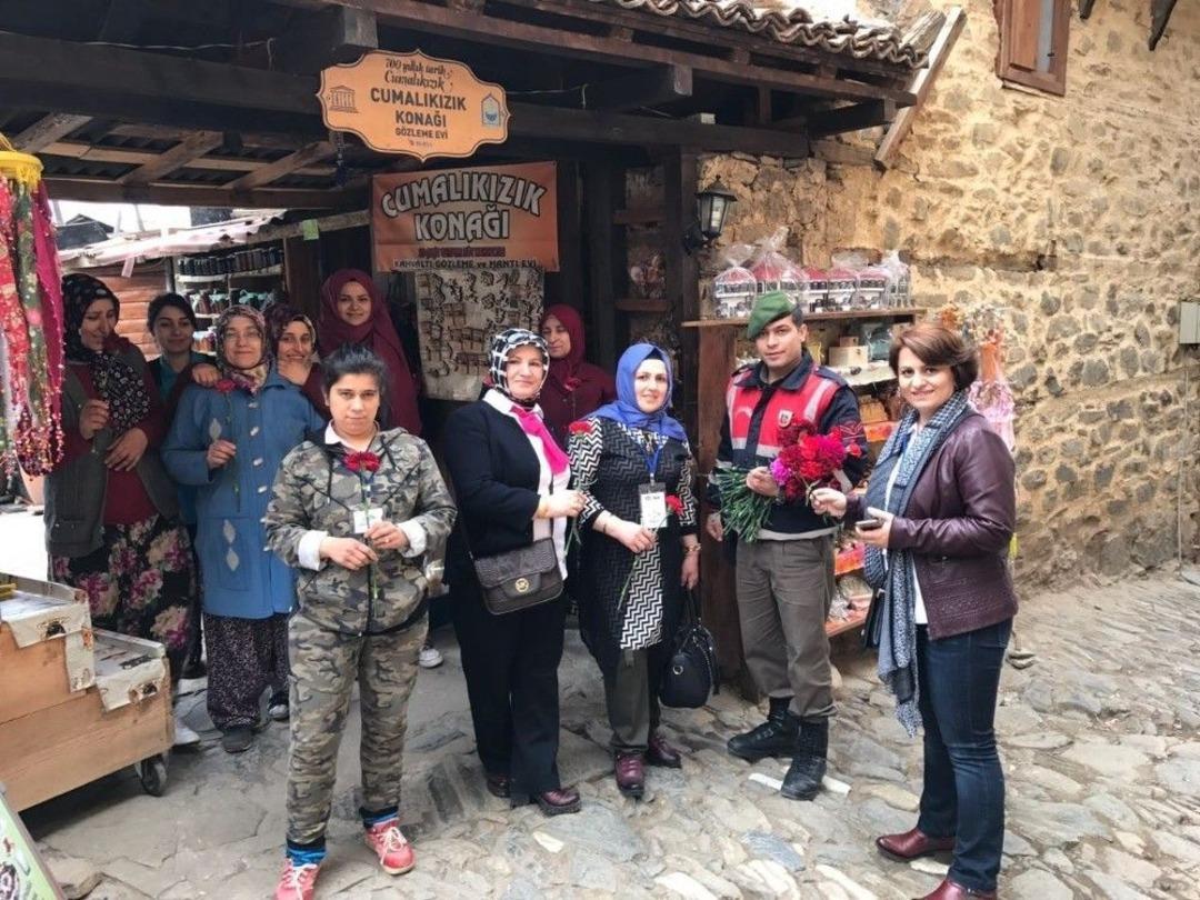 Jandarma Kadınlar G&uuml;n&uuml;nde Karanfil Dağıttı