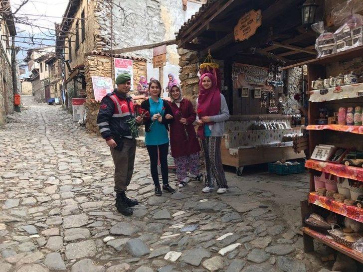 Jandarma Kadınlar Gününde Karanfil Dağıttı G2