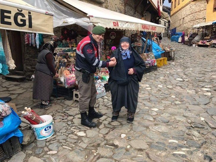 Jandarma Kadınlar Gününde Karanfil Dağıttı G3