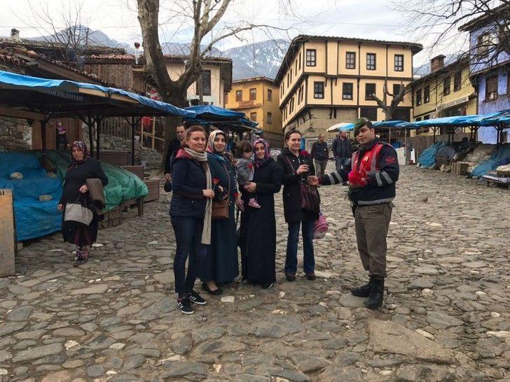 Jandarma Kadınlar Gününde Karanfil Dağıttı G4