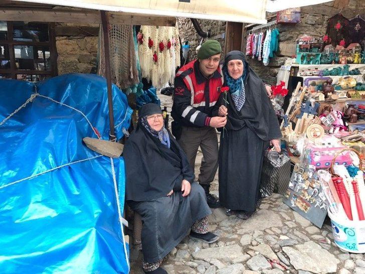 Jandarma Kadınlar Gününde Karanfil Dağıttı G5