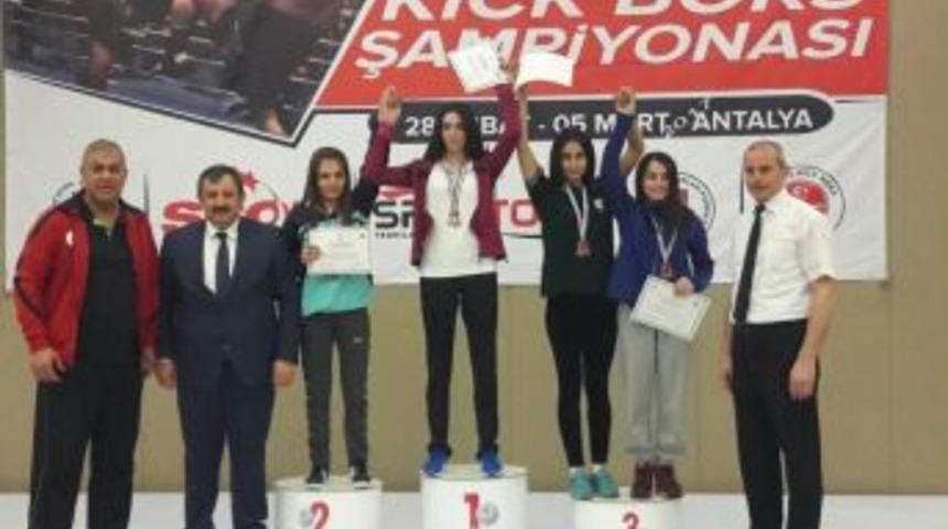 D&uuml;&rsquo;den Kick Boksta B&uuml;y&uuml;k Başarı