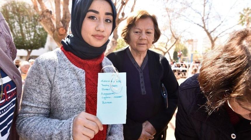 Kadın Cinayetlerinin Simgesi Al Yazma Anıtında Buluştular