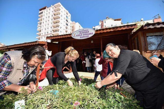 Kadın Cinayetlerinin Simgesi Al Yazma Anıtında Buluştular