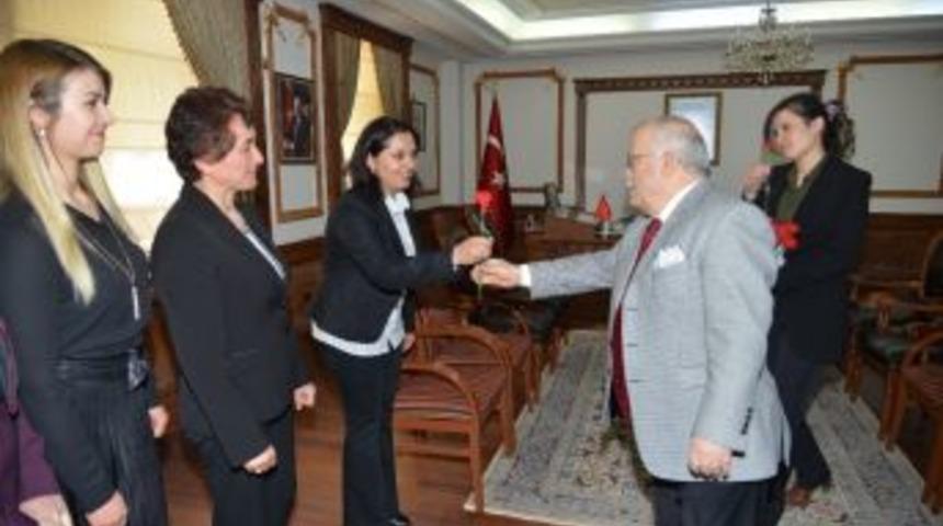 Vali Necati Şent&uuml;rk Kadın Personele Karanfil Dağıttı