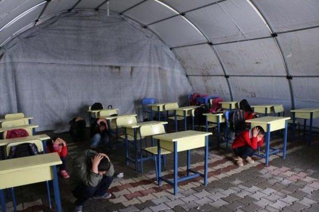 Depremzede Öğrencilerin Ilk Dersi Deprem Tatbikatı Oldu