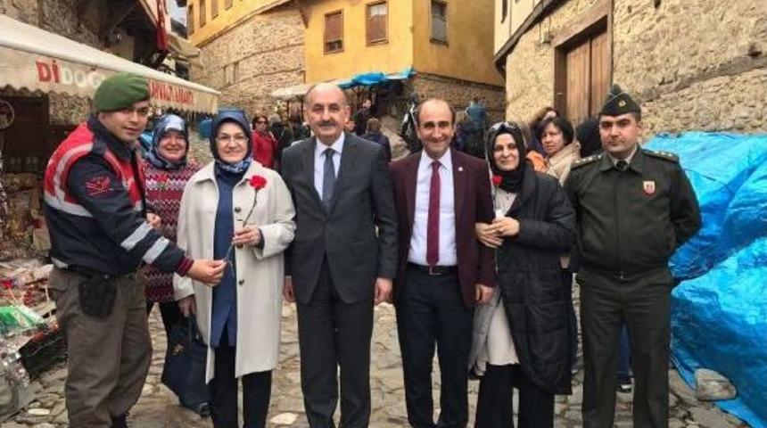 M&uuml;ezzinoğlu&rsquo;Nun Eşine Jandarmadan 8 Mart Karanfili