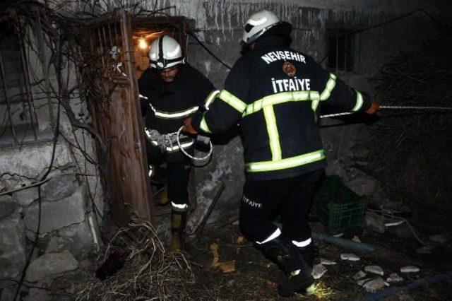 Su Kuyusuna Düşen Kediyi Itfaiye Ekipleri Kurtardı