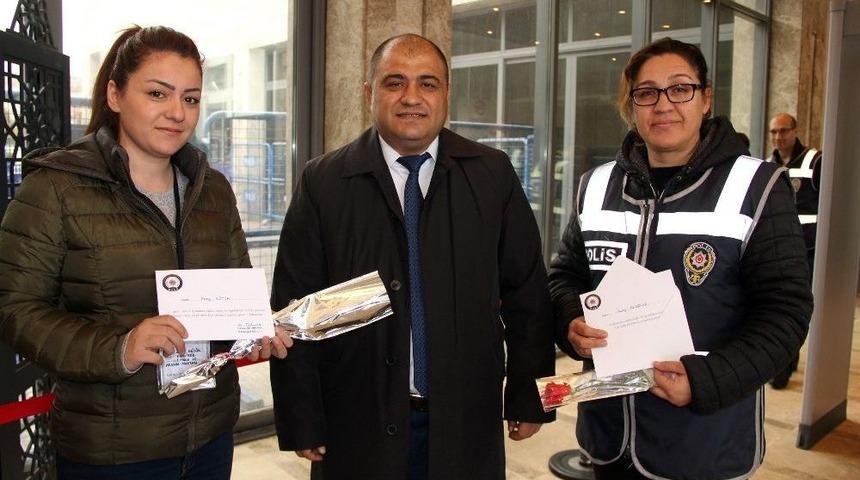 Emniyet M&uuml;d&uuml;r&uuml;, Kadın Personele &lsquo;isime &Ouml;zel&rsquo; Karanfil Dağıttı