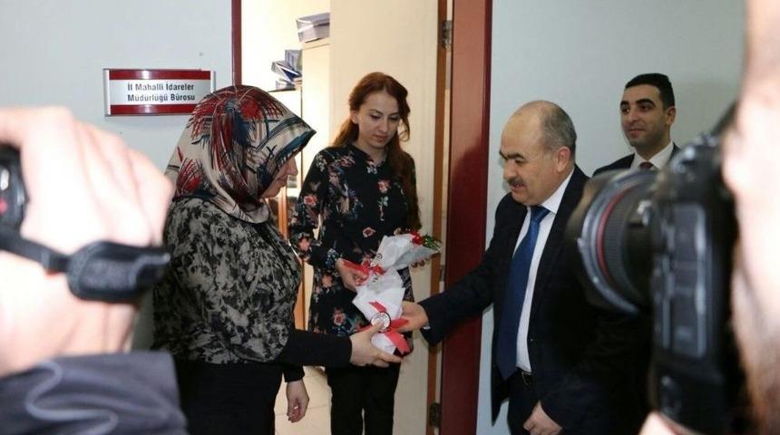 D&uuml;zce Valisi Dağlı, Kadınlara &Ccedil;i&ccedil;ek Verdi