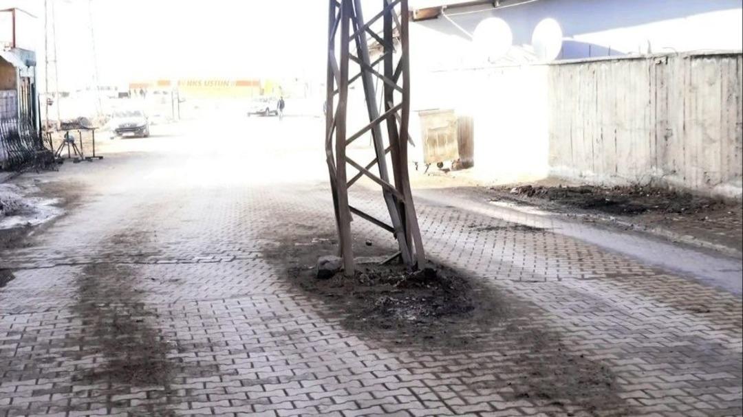 Elektrik Direkleri Yolun Ortasında Unutuldu