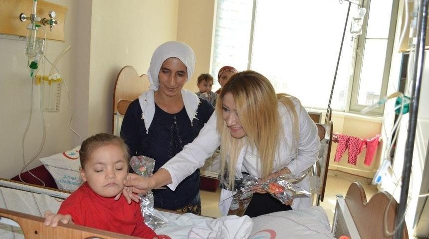 Hastane Y&ouml;netimi, Kadın Hastalara Karanfil Verdi