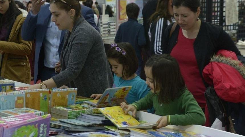 Kitap Fuarına Akın Var