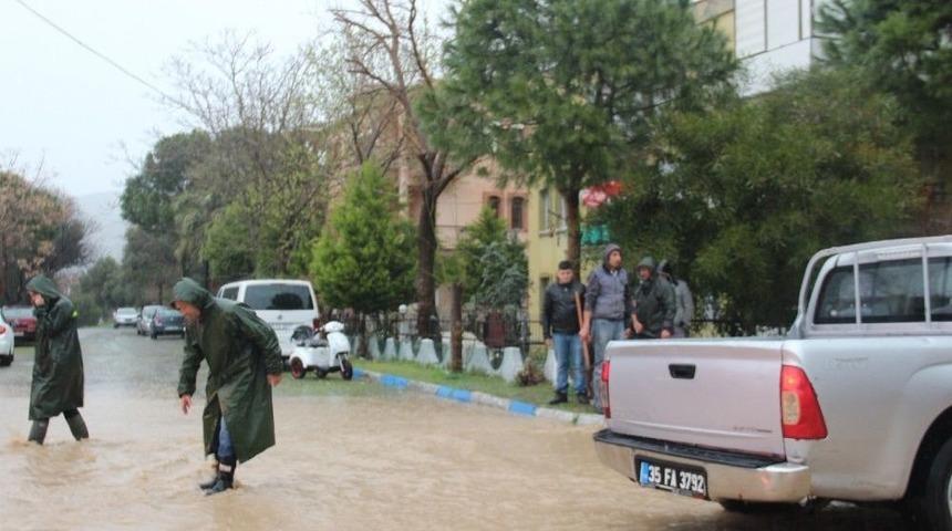 Fo&ccedil;a&rsquo;yı Sağanak Vurdu
