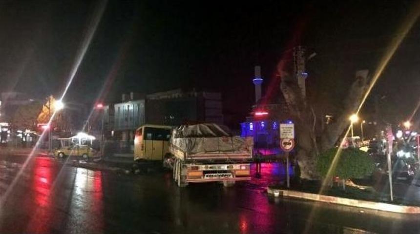 Tır'la Işçi Servisi Çarpıştı: 10 Yaralı