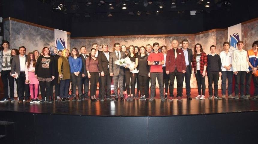 Deprem Ger&ccedil;eğini Bu Kez Tiyatroyla Anlattılar