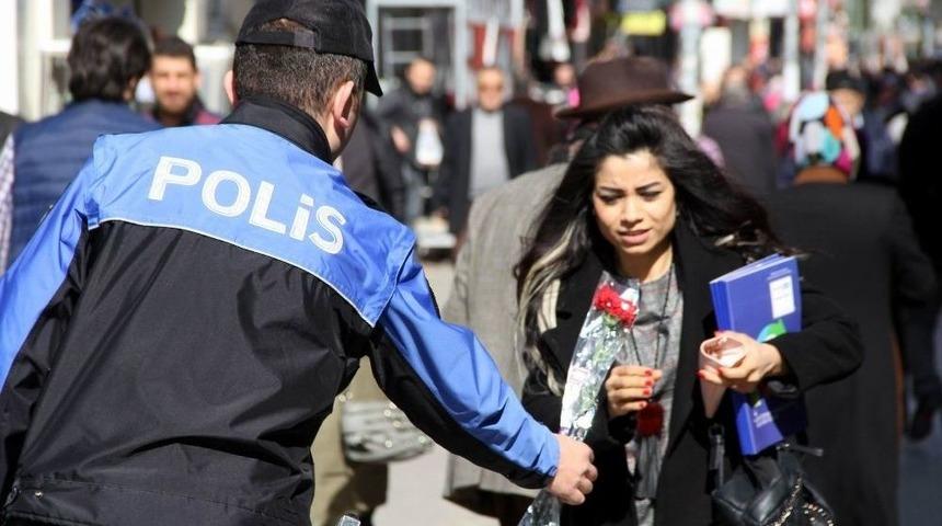 Polisten Kadınlara Karanfil