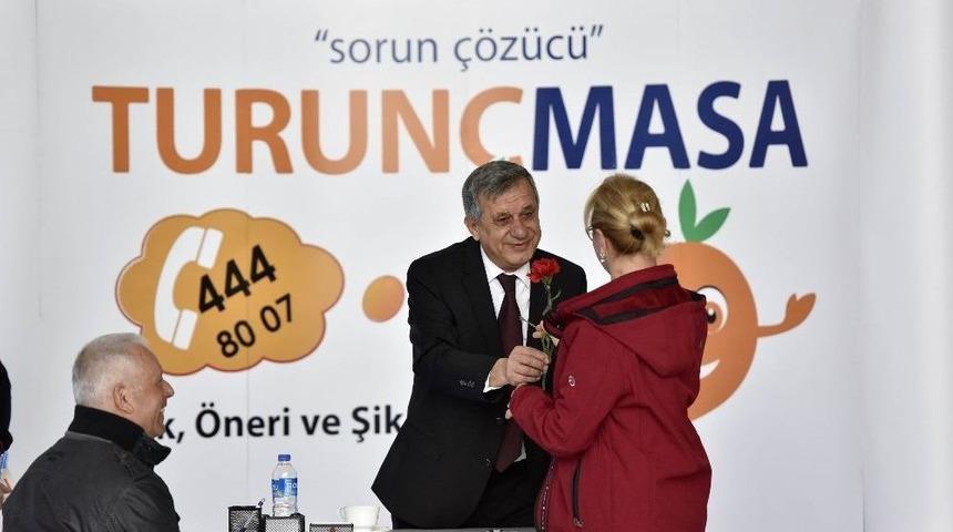 Muratpaşa Belediyesi Başkanvekili Cephaneci&rsquo;den Kadınlara Karanfil