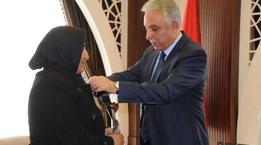 Hakkari'de 4'&uuml; Engelli 7 &Ccedil;ocuk Annesi Yılın Annesi Se&ccedil;ildi