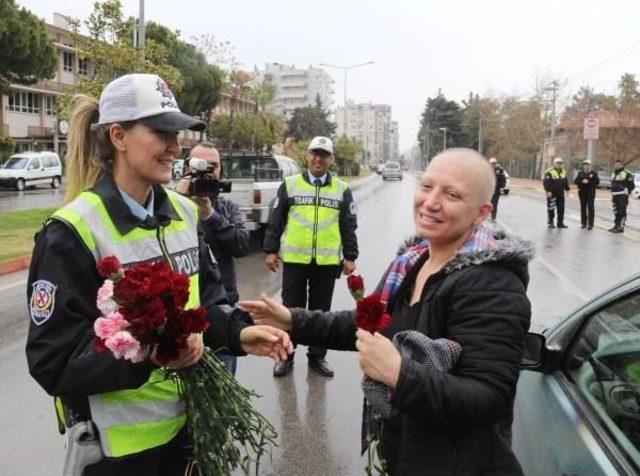 Polis Ceza Için Değil, Çiçek Vermek Için Durdurdu